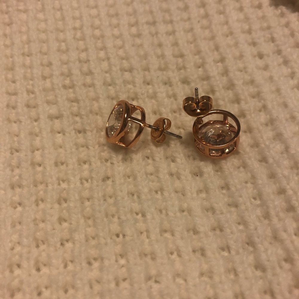 Stud earrings (costume jewelry)